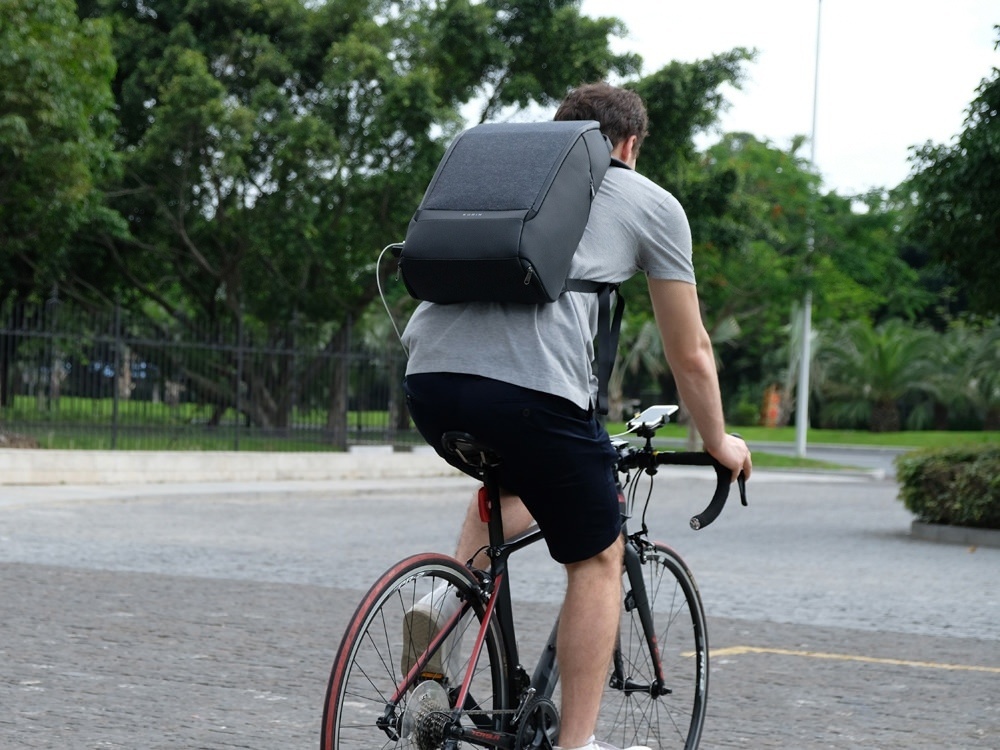 Водостойкий антикражный рюкзак FlexPackPro для ноутбука 15.6